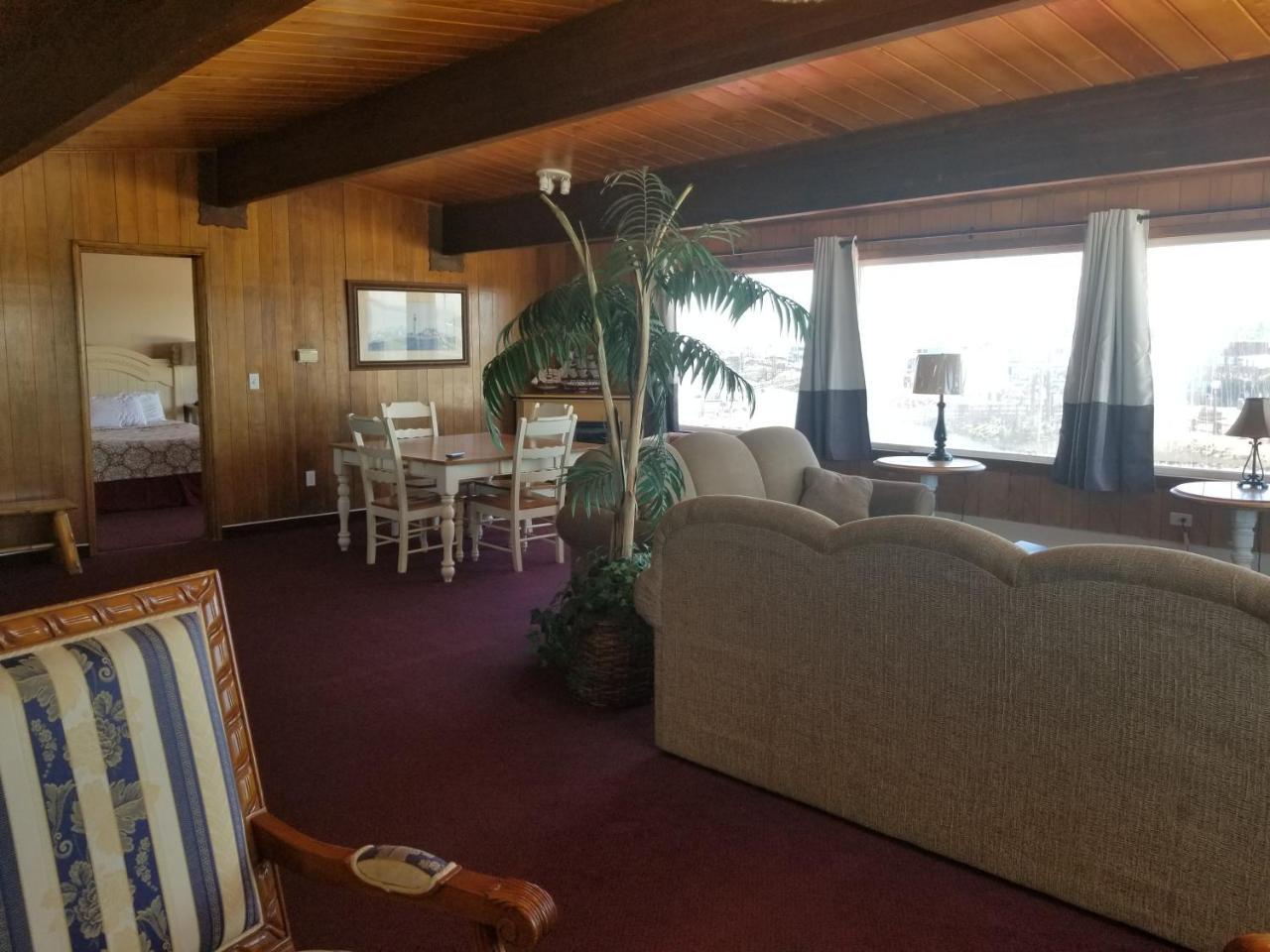 Islander Westport Hotel Exterior photo